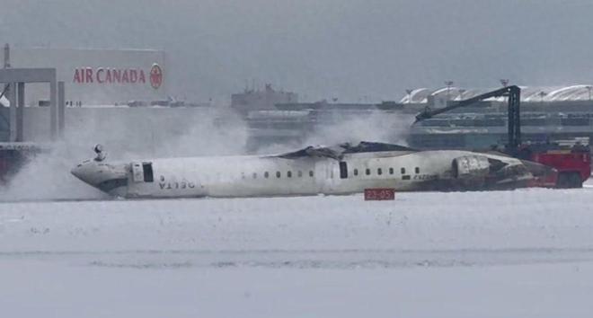 突发 ! 美国一架载80人客机降落坠毁现场画面曝光知情人透原因(图1)