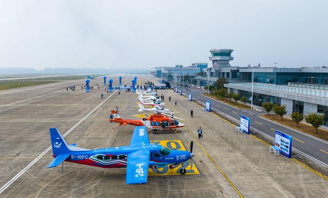 武汉低空每个高度都有飞行器(图1)