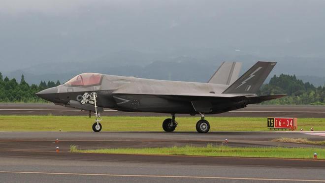 洋相出尽！英国F-35B战斗机仍然滞留在日本等待零件到达后维修(图1)