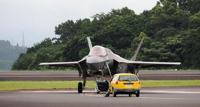 洋相出尽！英国F-35B战斗机仍然滞留在日本等待零件到达后维修(图2)